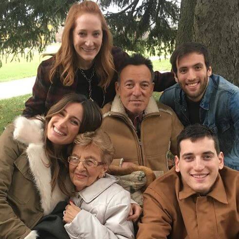 Jessica Springsteen with her parents, sibling, and grandmom.